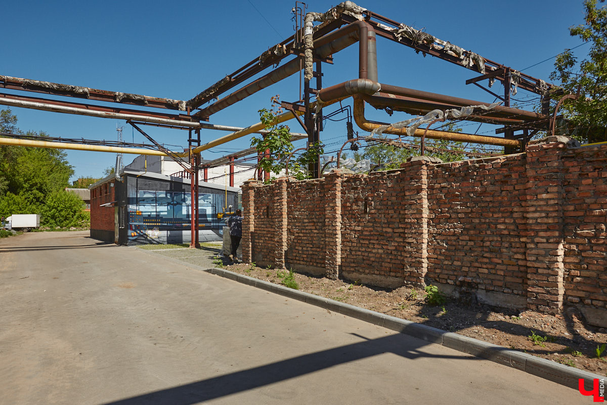 На территории креативного пространства «Турбина» появился стрит-арт с приятным ностальгическим шлейфом. Автором остросюжетного творения под названием «ТЭЦ-1. Вторжение» стал местный райтер Мишкин. Использовав такой прием, как флешбэк, он отправил нас прямиком в 90-е, когда две мультяшные мышки строили планы по завоеванию мира.