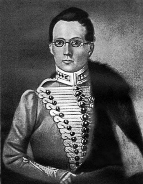 В конце XVIII века земельный участок на углу улиц Девической и Княгининской принадлежал мещанину Семену Петровичу Сергееву. Он служил рассыльщиком в магистрате и был вдов. Около 1788 года его дочь Мелания вышла замуж за купца 2-й гильдии Андрея Григорьевича Петровского. Позже она купила у отца участок на Девической и «каменный дом с пустопорожней при нем землей, простирающейся к Никитской улице». Таким образом, эта усадьба у Княгинина монастыря почти на полтора века стала владением старинного владимирского купеческого рода Петровских.