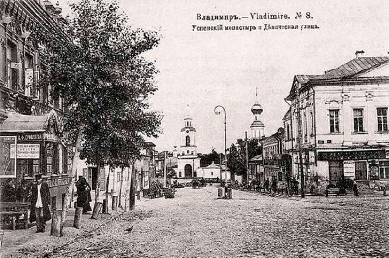 В конце XVIII века земельный участок на углу улиц Девической и Княгининской принадлежал мещанину Семену Петровичу Сергееву. Он служил рассыльщиком в магистрате и был вдов. Около 1788 года его дочь Мелания вышла замуж за купца 2-й гильдии Андрея Григорьевича Петровского. Позже она купила у отца участок на Девической и «каменный дом с пустопорожней при нем землей, простирающейся к Никитской улице». Таким образом, эта усадьба у Княгинина монастыря почти на полтора века стала владением старинного владимирского купеческого рода Петровских.