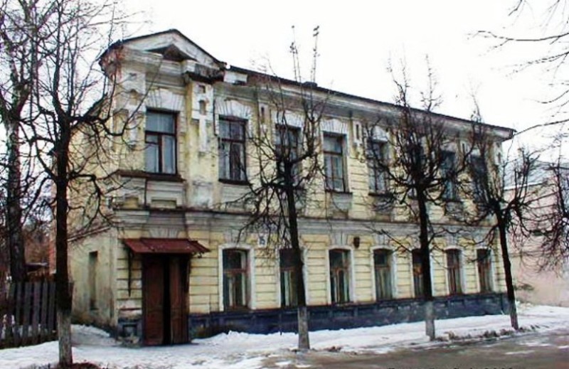 В конце XVIII века земельный участок на углу улиц Девической и Княгининской принадлежал мещанину Семену Петровичу Сергееву. Он служил рассыльщиком в магистрате и был вдов. Около 1788 года его дочь Мелания вышла замуж за купца 2-й гильдии Андрея Григорьевича Петровского. Позже она купила у отца участок на Девической и «каменный дом с пустопорожней при нем землей, простирающейся к Никитской улице». Таким образом, эта усадьба у Княгинина монастыря почти на полтора века стала владением старинного владимирского купеческого рода Петровских.