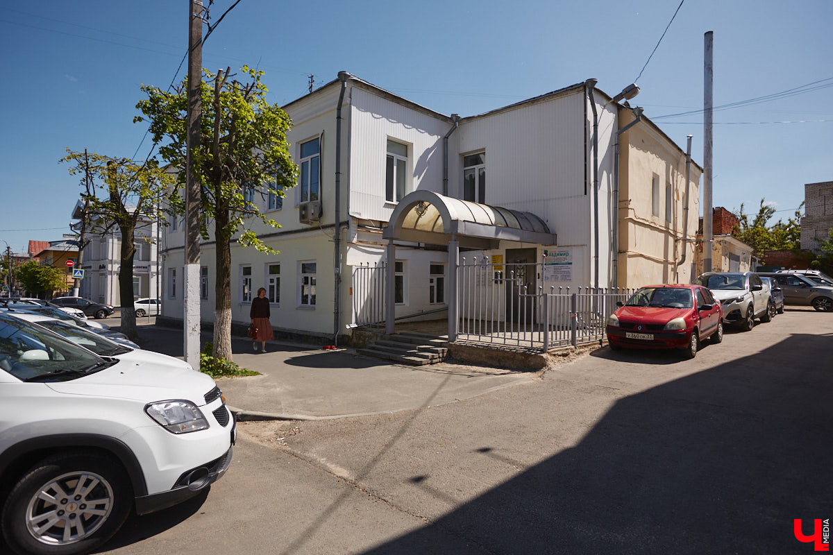 В конце XVIII века земельный участок на углу улиц Девической и Княгининской принадлежал мещанину Семену Петровичу Сергееву. Он служил рассыльщиком в магистрате и был вдов. Около 1788 года его дочь Мелания вышла замуж за купца 2-й гильдии Андрея Григорьевича Петровского. Позже она купила у отца участок на Девической и «каменный дом с пустопорожней при нем землей, простирающейся к Никитской улице». Таким образом, эта усадьба у Княгинина монастыря почти на полтора века стала владением старинного владимирского купеческого рода Петровских.