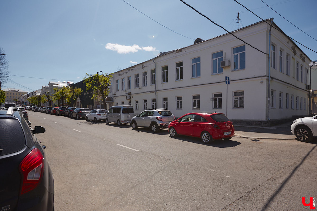 В конце XVIII века земельный участок на углу улиц Девической и Княгининской принадлежал мещанину Семену Петровичу Сергееву. Он служил рассыльщиком в магистрате и был вдов. Около 1788 года его дочь Мелания вышла замуж за купца 2-й гильдии Андрея Григорьевича Петровского. Позже она купила у отца участок на Девической и «каменный дом с пустопорожней при нем землей, простирающейся к Никитской улице». Таким образом, эта усадьба у Княгинина монастыря почти на полтора века стала владением старинного владимирского купеческого рода Петровских.