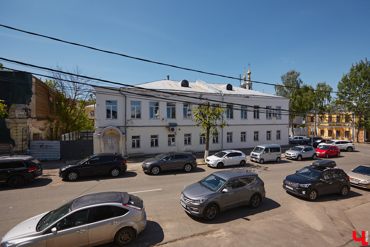 В конце XVIII века земельный участок на углу улиц Девической и Княгининской принадлежал мещанину Семену Петровичу Сергееву. Он служил рассыльщиком в магистрате и был вдов. Около 1788 года его дочь Мелания вышла замуж за купца 2-й гильдии Андрея Григорьевича Петровского. Позже она купила у отца участок на Девической и «каменный дом с пустопорожней при нем землей, простирающейся к Никитской улице». Таким образом, эта усадьба у Княгинина монастыря почти на полтора века стала владением старинного владимирского купеческого рода Петровских.