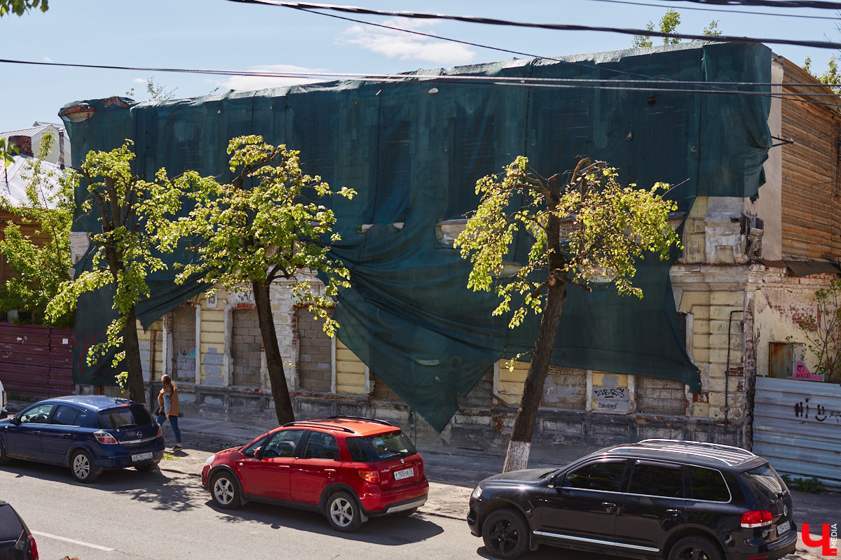 В конце XVIII века земельный участок на углу улиц Девической и Княгининской принадлежал мещанину Семену Петровичу Сергееву. Он служил рассыльщиком в магистрате и был вдов. Около 1788 года его дочь Мелания вышла замуж за купца 2-й гильдии Андрея Григорьевича Петровского. Позже она купила у отца участок на Девической и «каменный дом с пустопорожней при нем землей, простирающейся к Никитской улице». Таким образом, эта усадьба у Княгинина монастыря почти на полтора века стала владением старинного владимирского купеческого рода Петровских.