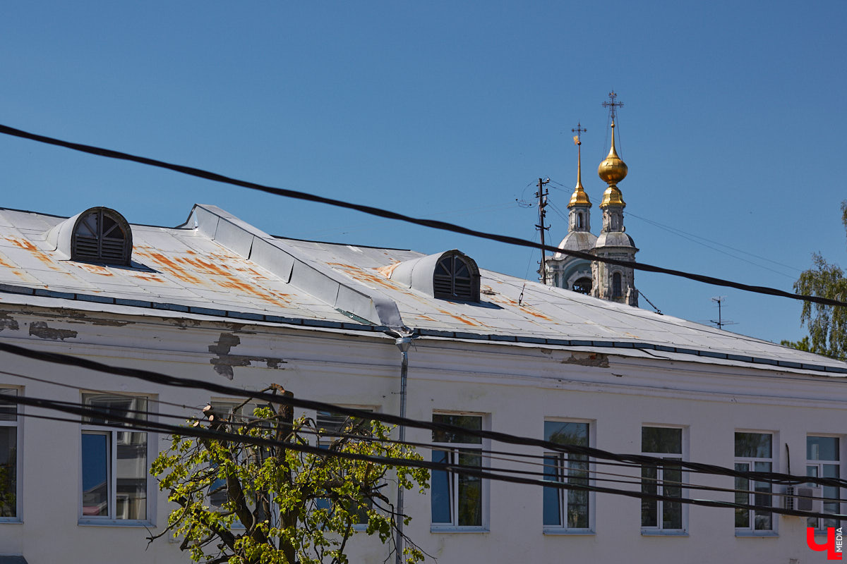 В конце XVIII века земельный участок на углу улиц Девической и Княгининской принадлежал мещанину Семену Петровичу Сергееву. Он служил рассыльщиком в магистрате и был вдов. Около 1788 года его дочь Мелания вышла замуж за купца 2-й гильдии Андрея Григорьевича Петровского. Позже она купила у отца участок на Девической и «каменный дом с пустопорожней при нем землей, простирающейся к Никитской улице». Таким образом, эта усадьба у Княгинина монастыря почти на полтора века стала владением старинного владимирского купеческого рода Петровских.