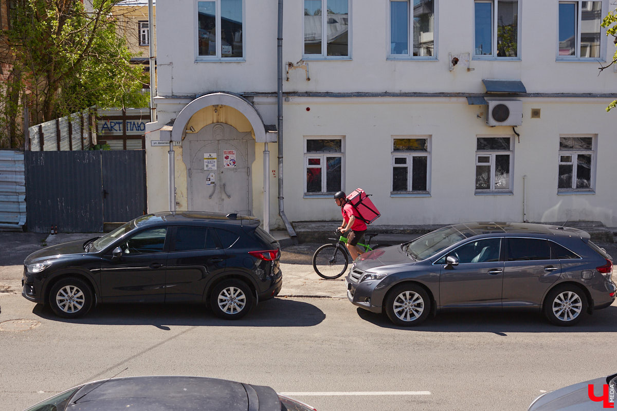 В конце XVIII века земельный участок на углу улиц Девической и Княгининской принадлежал мещанину Семену Петровичу Сергееву. Он служил рассыльщиком в магистрате и был вдов. Около 1788 года его дочь Мелания вышла замуж за купца 2-й гильдии Андрея Григорьевича Петровского. Позже она купила у отца участок на Девической и «каменный дом с пустопорожней при нем землей, простирающейся к Никитской улице». Таким образом, эта усадьба у Княгинина монастыря почти на полтора века стала владением старинного владимирского купеческого рода Петровских.