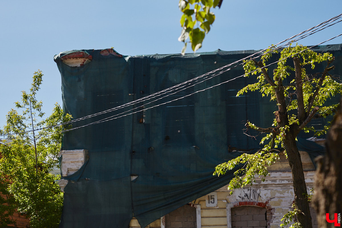 В конце XVIII века земельный участок на углу улиц Девической и Княгининской принадлежал мещанину Семену Петровичу Сергееву. Он служил рассыльщиком в магистрате и был вдов. Около 1788 года его дочь Мелания вышла замуж за купца 2-й гильдии Андрея Григорьевича Петровского. Позже она купила у отца участок на Девической и «каменный дом с пустопорожней при нем землей, простирающейся к Никитской улице». Таким образом, эта усадьба у Княгинина монастыря почти на полтора века стала владением старинного владимирского купеческого рода Петровских.