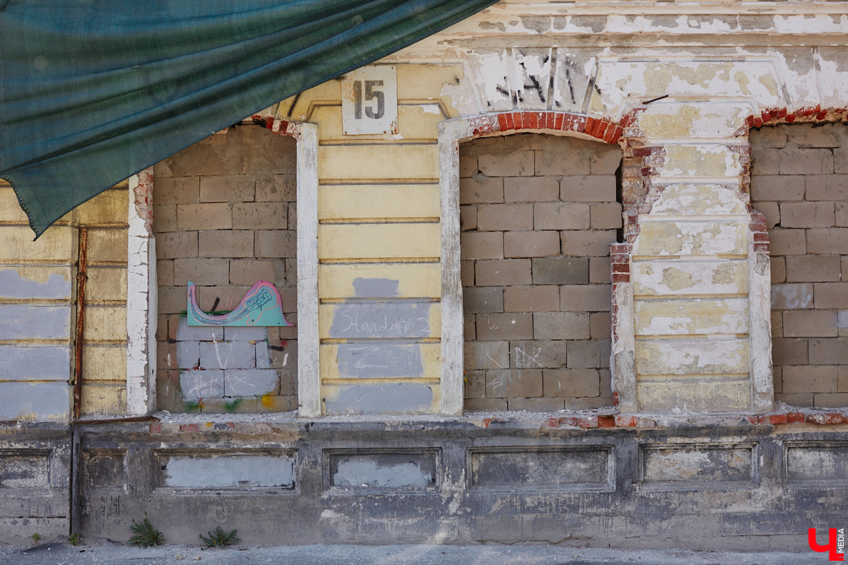 В конце XVIII века земельный участок на углу улиц Девической и Княгининской принадлежал мещанину Семену Петровичу Сергееву. Он служил рассыльщиком в магистрате и был вдов. Около 1788 года его дочь Мелания вышла замуж за купца 2-й гильдии Андрея Григорьевича Петровского. Позже она купила у отца участок на Девической и «каменный дом с пустопорожней при нем землей, простирающейся к Никитской улице». Таким образом, эта усадьба у Княгинина монастыря почти на полтора века стала владением старинного владимирского купеческого рода Петровских.