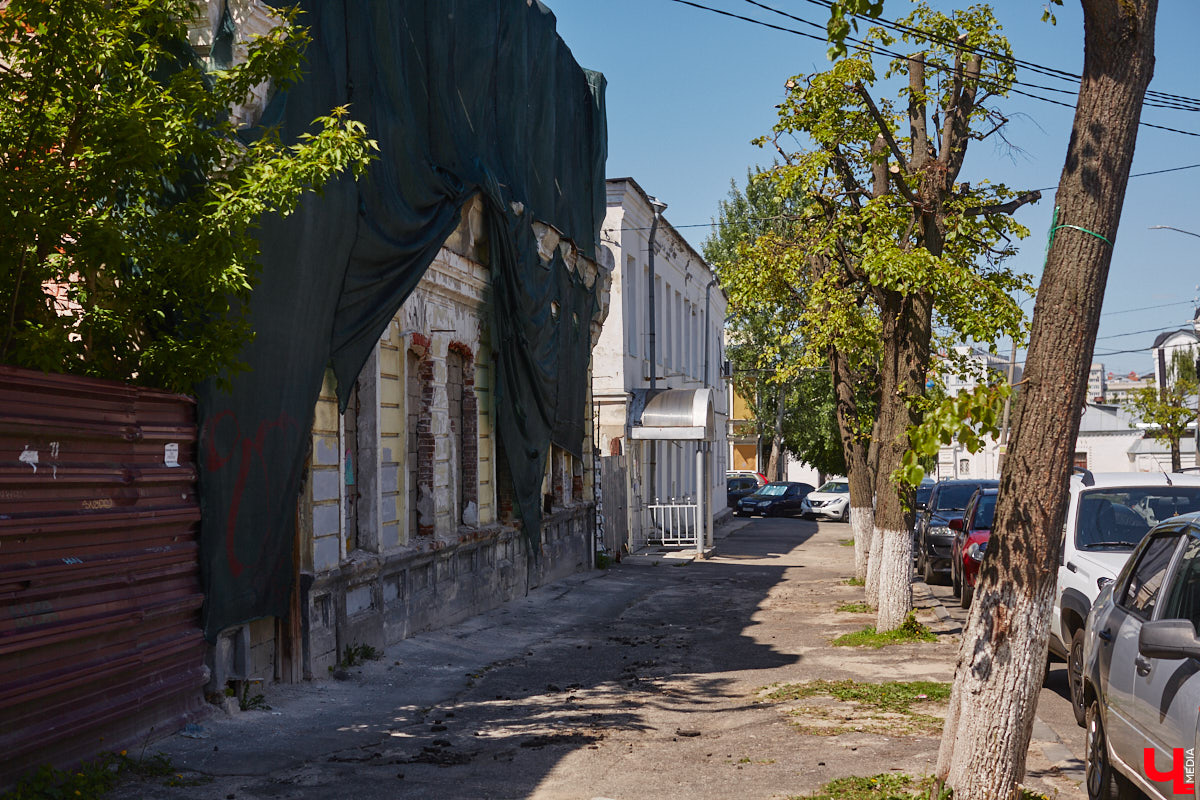 В конце XVIII века земельный участок на углу улиц Девической и Княгининской принадлежал мещанину Семену Петровичу Сергееву. Он служил рассыльщиком в магистрате и был вдов. Около 1788 года его дочь Мелания вышла замуж за купца 2-й гильдии Андрея Григорьевича Петровского. Позже она купила у отца участок на Девической и «каменный дом с пустопорожней при нем землей, простирающейся к Никитской улице». Таким образом, эта усадьба у Княгинина монастыря почти на полтора века стала владением старинного владимирского купеческого рода Петровских.