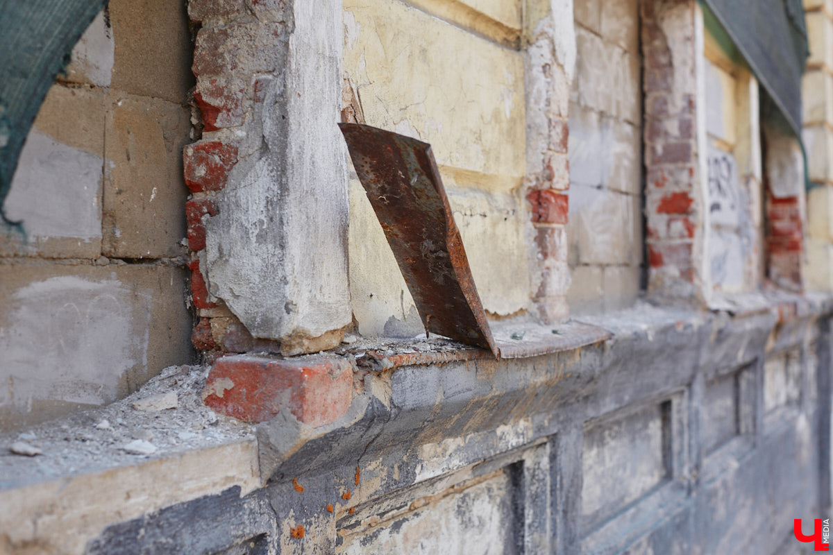 В конце XVIII века земельный участок на углу улиц Девической и Княгининской принадлежал мещанину Семену Петровичу Сергееву. Он служил рассыльщиком в магистрате и был вдов. Около 1788 года его дочь Мелания вышла замуж за купца 2-й гильдии Андрея Григорьевича Петровского. Позже она купила у отца участок на Девической и «каменный дом с пустопорожней при нем землей, простирающейся к Никитской улице». Таким образом, эта усадьба у Княгинина монастыря почти на полтора века стала владением старинного владимирского купеческого рода Петровских.