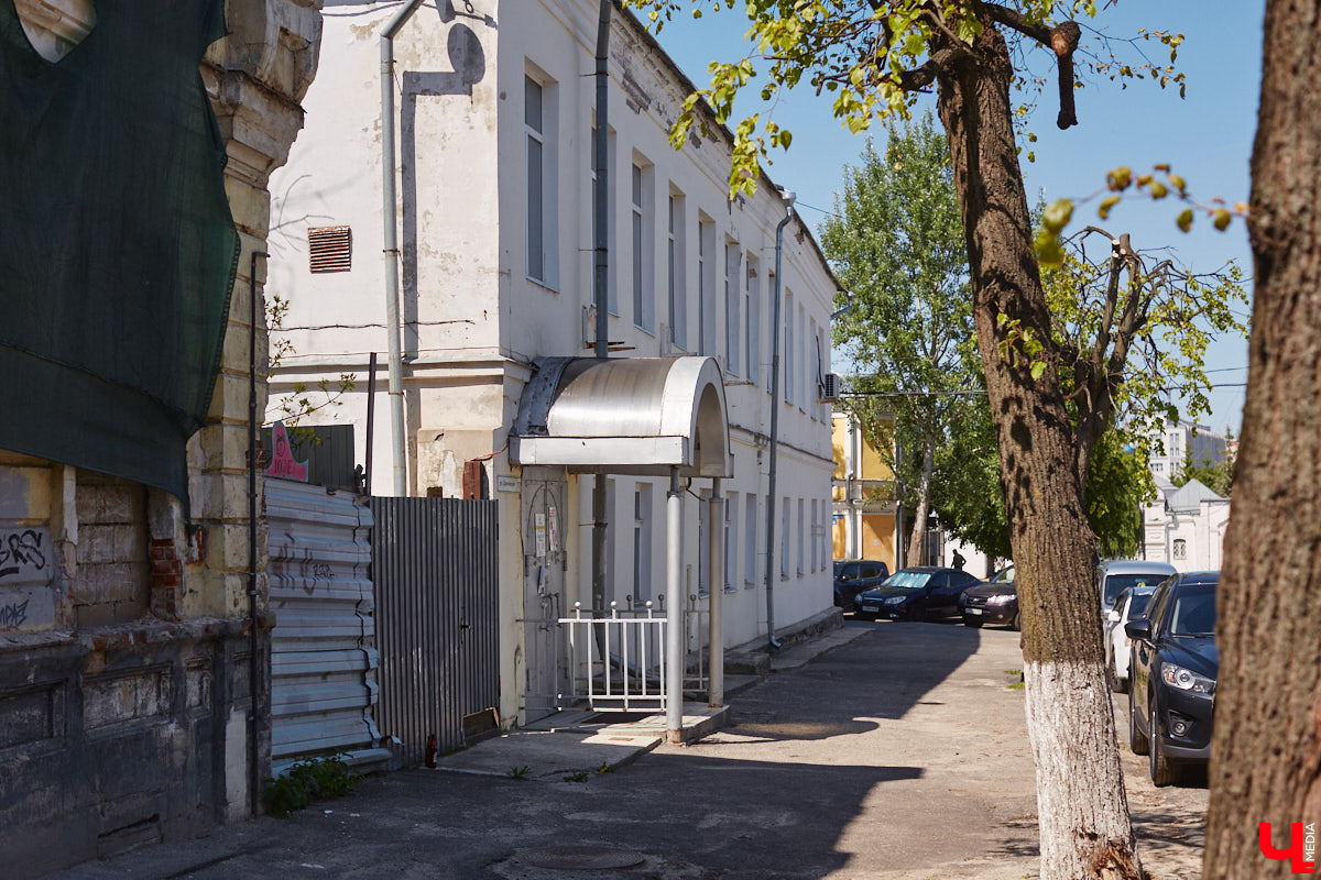 В конце XVIII века земельный участок на углу улиц Девической и Княгининской принадлежал мещанину Семену Петровичу Сергееву. Он служил рассыльщиком в магистрате и был вдов. Около 1788 года его дочь Мелания вышла замуж за купца 2-й гильдии Андрея Григорьевича Петровского. Позже она купила у отца участок на Девической и «каменный дом с пустопорожней при нем землей, простирающейся к Никитской улице». Таким образом, эта усадьба у Княгинина монастыря почти на полтора века стала владением старинного владимирского купеческого рода Петровских.