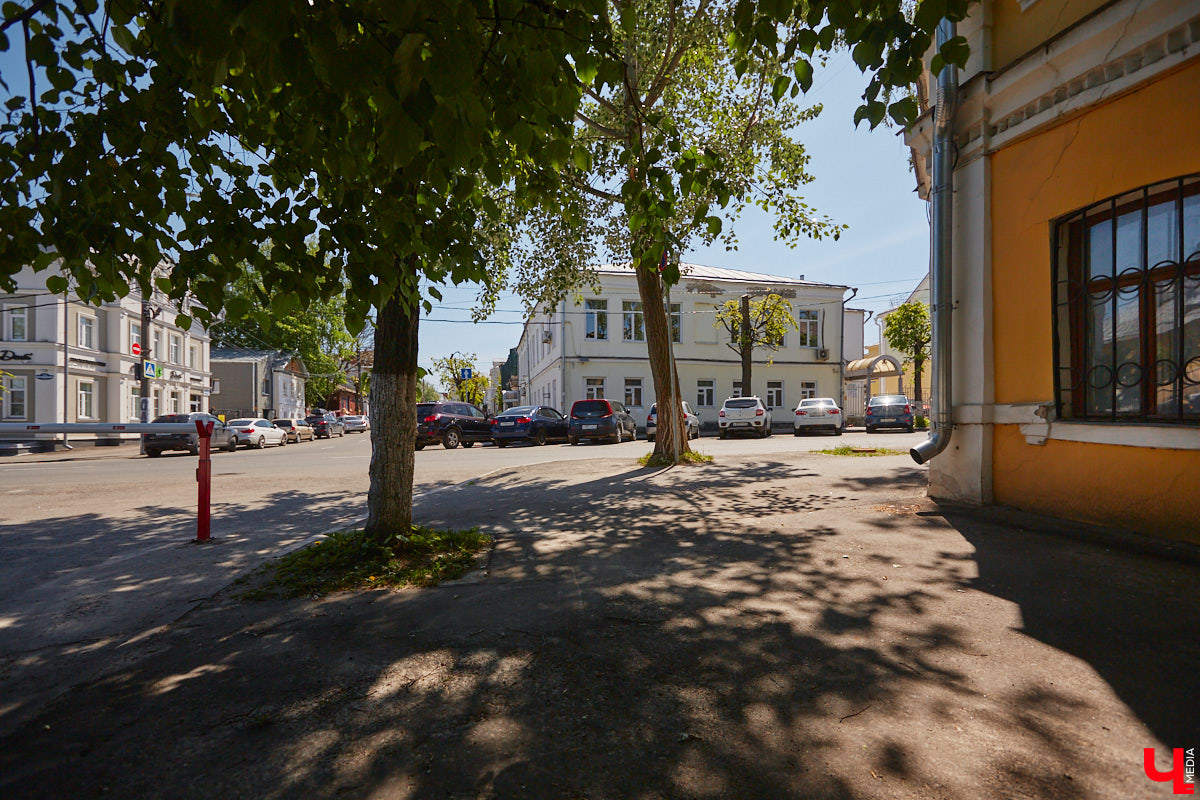 В конце XVIII века земельный участок на углу улиц Девической и Княгининской принадлежал мещанину Семену Петровичу Сергееву. Он служил рассыльщиком в магистрате и был вдов. Около 1788 года его дочь Мелания вышла замуж за купца 2-й гильдии Андрея Григорьевича Петровского. Позже она купила у отца участок на Девической и «каменный дом с пустопорожней при нем землей, простирающейся к Никитской улице». Таким образом, эта усадьба у Княгинина монастыря почти на полтора века стала владением старинного владимирского купеческого рода Петровских.