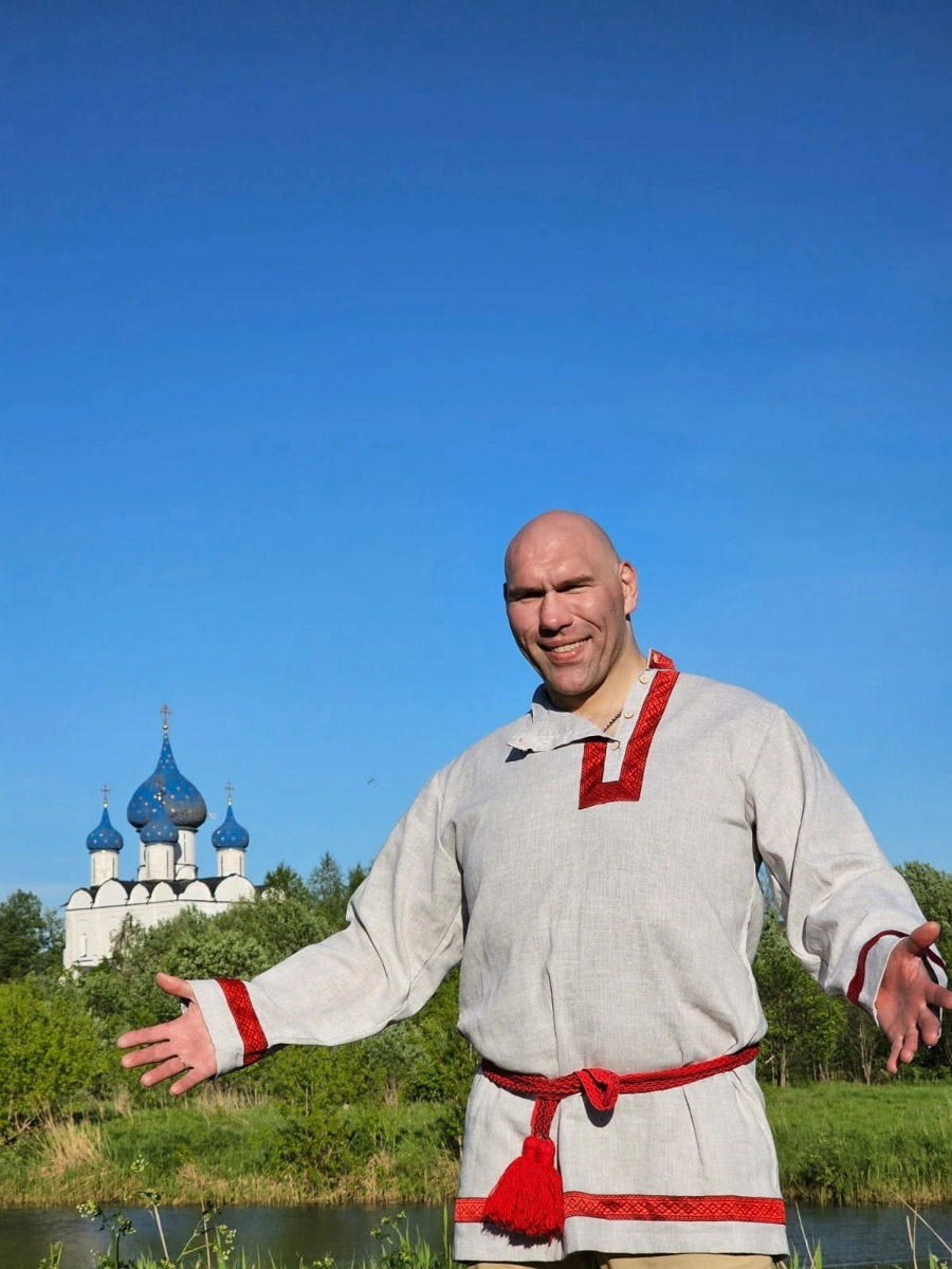 Звездные гости заглядывают в Суздаль регулярно. В конце весны город-музей посетили как минимум три знаменитости. И это только те люди, о которых мы знаем, потому что они не прятались от камер. Речь идет об Агате Муцениеце, Николае Валуеве и Юлии Меньшовой.