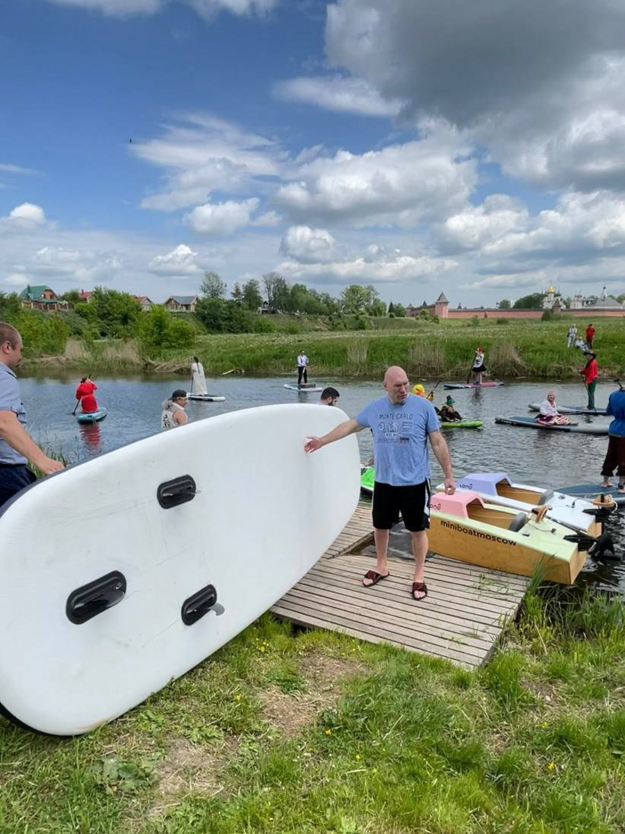 Звездные гости заглядывают в Суздаль регулярно. В конце весны город-музей посетили как минимум три знаменитости. И это только те люди, о которых мы знаем, потому что они не прятались от камер. Речь идет об Агате Муцениеце, Николае Валуеве и Юлии Меньшовой.