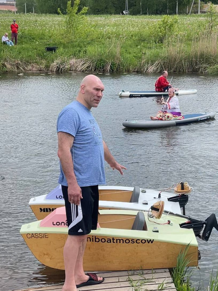 Звездные гости заглядывают в Суздаль регулярно. В конце весны город-музей посетили как минимум три знаменитости. И это только те люди, о которых мы знаем, потому что они не прятались от камер. Речь идет об Агате Муцениеце, Николае Валуеве и Юлии Меньшовой.