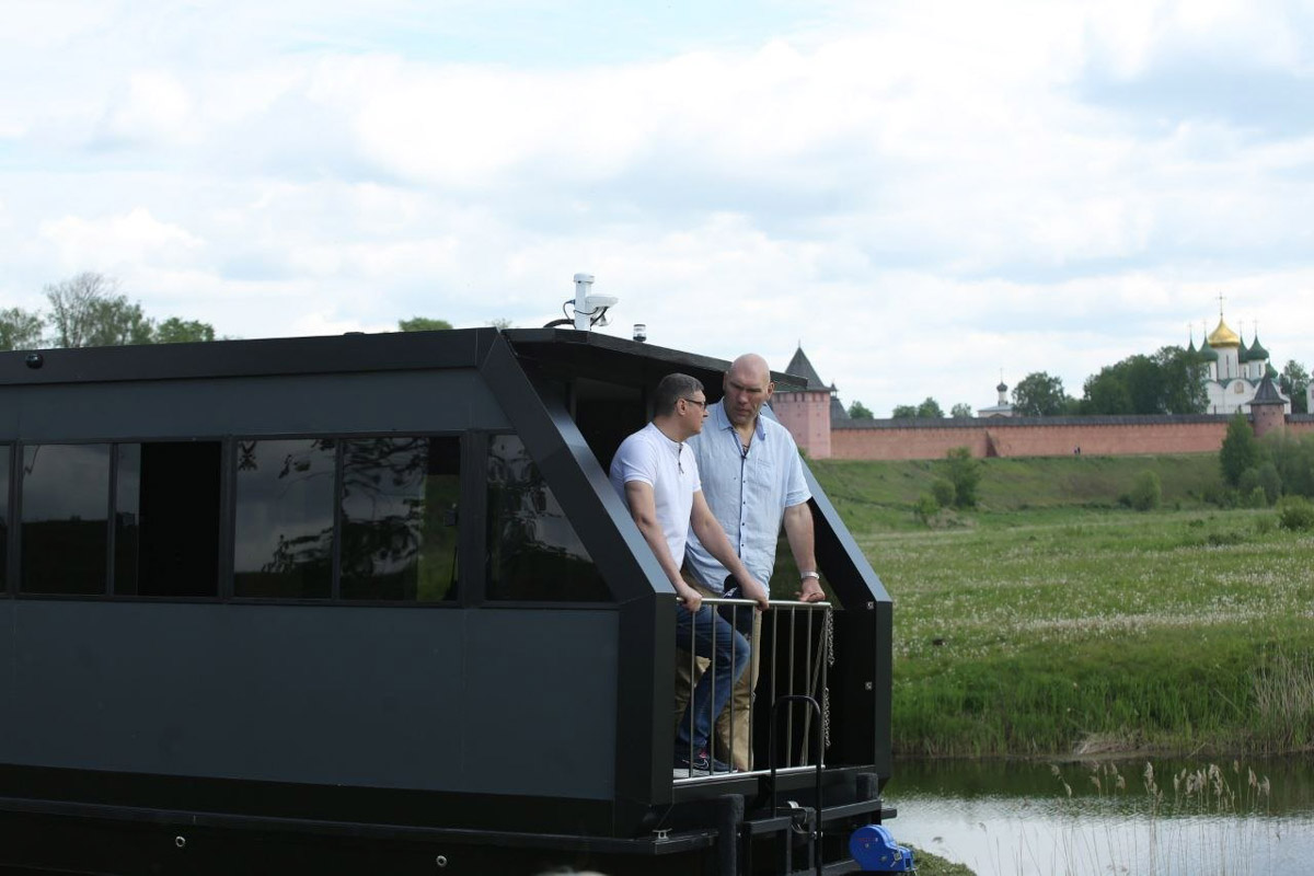 Звездные гости заглядывают в Суздаль регулярно. В конце весны город-музей посетили как минимум три знаменитости. И это только те люди, о которых мы знаем, потому что они не прятались от камер. Речь идет об Агате Муцениеце, Николае Валуеве и Юлии Меньшовой.