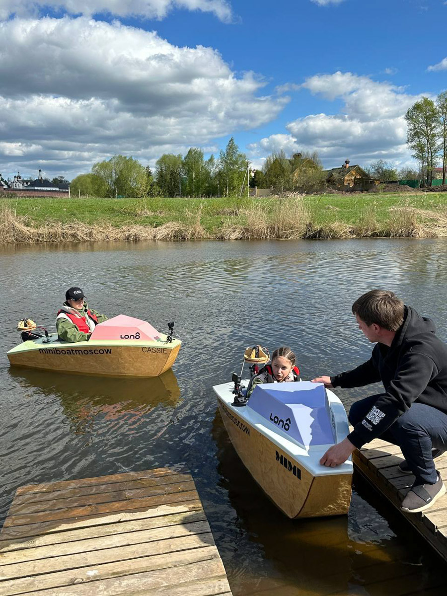 Звездные гости заглядывают в Суздаль регулярно. В конце весны город-музей посетили как минимум три знаменитости. И это только те люди, о которых мы знаем, потому что они не прятались от камер. Речь идет об Агате Муцениеце, Николае Валуеве и Юлии Меньшовой.