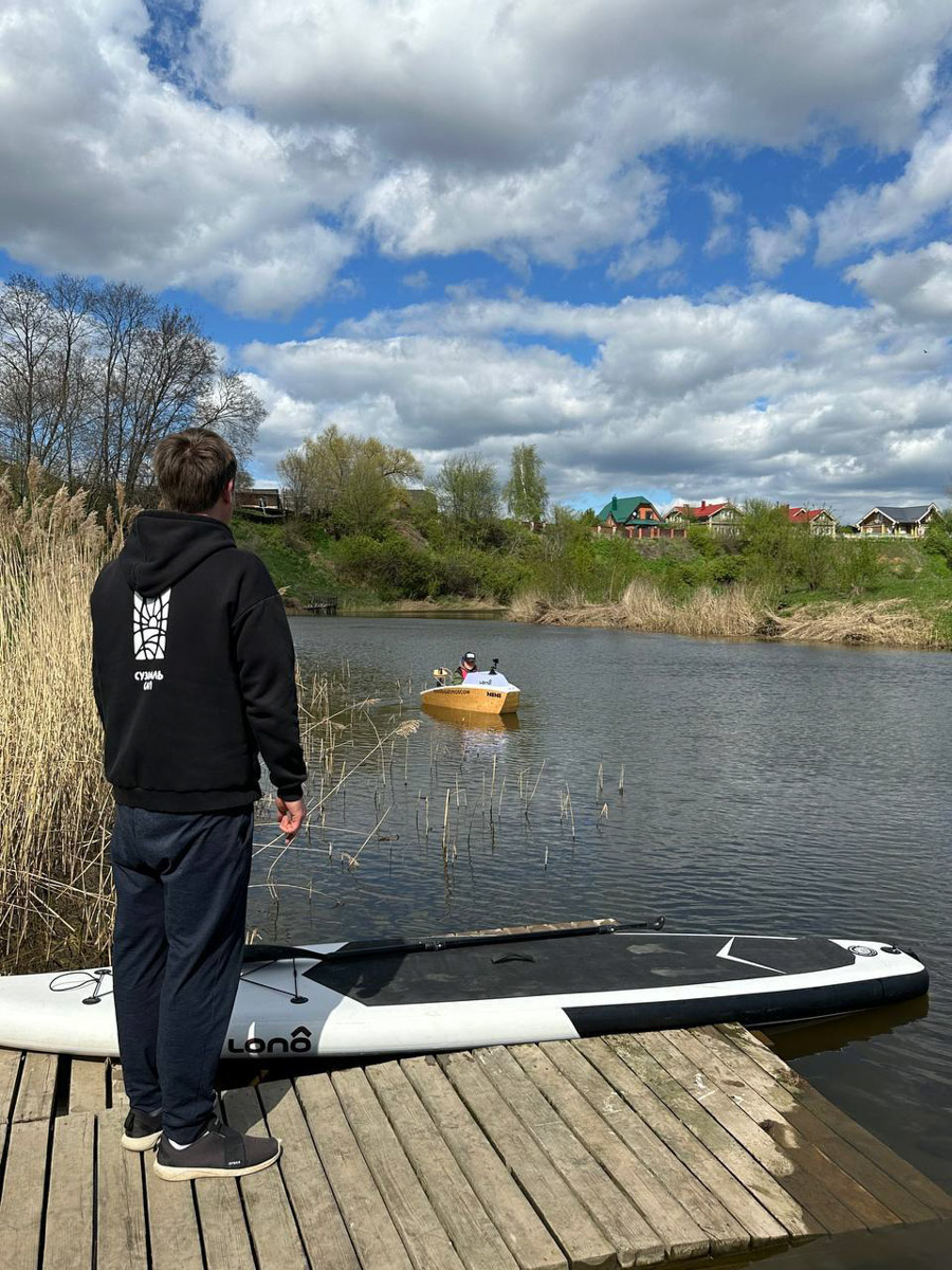 Звездные гости заглядывают в Суздаль регулярно. В конце весны город-музей посетили как минимум три знаменитости. И это только те люди, о которых мы знаем, потому что они не прятались от камер. Речь идет об Агате Муцениеце, Николае Валуеве и Юлии Меньшовой.