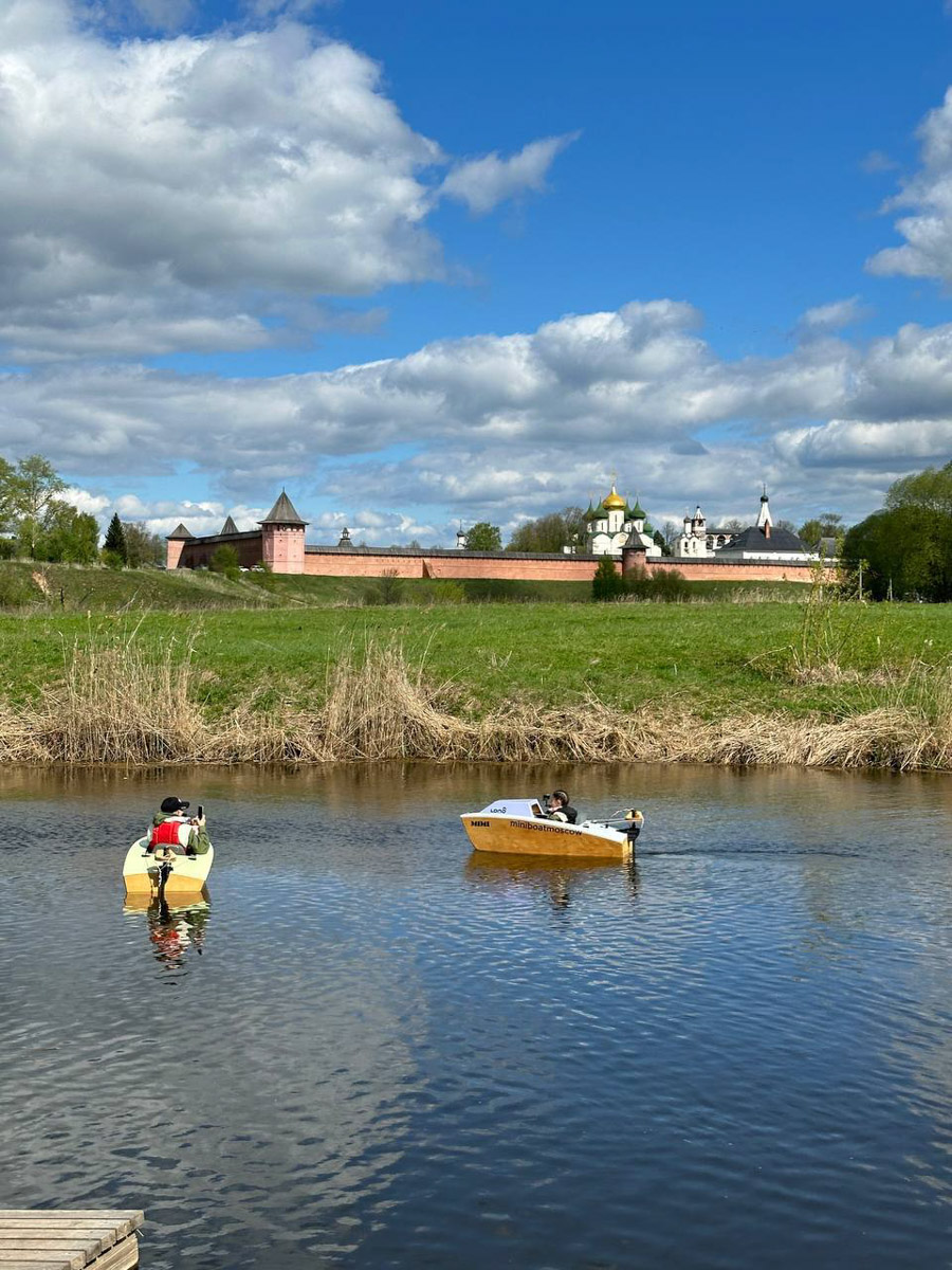 Звездные гости заглядывают в Суздаль регулярно. В конце весны город-музей посетили как минимум три знаменитости. И это только те люди, о которых мы знаем, потому что они не прятались от камер. Речь идет об Агате Муцениеце, Николае Валуеве и Юлии Меньшовой.