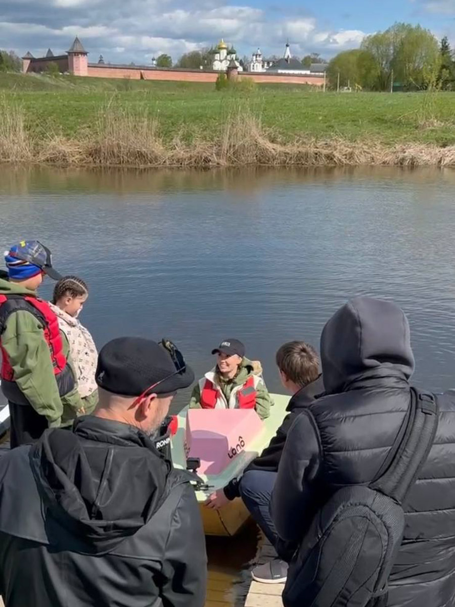 Звездные гости заглядывают в Суздаль регулярно. В конце весны город-музей посетили как минимум три знаменитости. И это только те люди, о которых мы знаем, потому что они не прятались от камер. Речь идет об Агате Муцениеце, Николае Валуеве и Юлии Меньшовой.