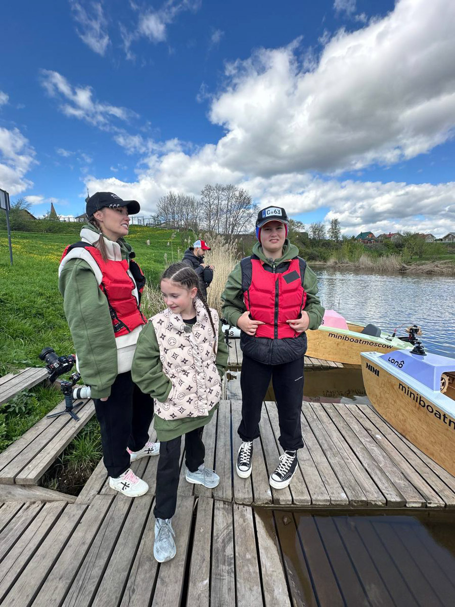 Звездные гости заглядывают в Суздаль регулярно. В конце весны город-музей посетили как минимум три знаменитости. И это только те люди, о которых мы знаем, потому что они не прятались от камер. Речь идет об Агате Муцениеце, Николае Валуеве и Юлии Меньшовой.