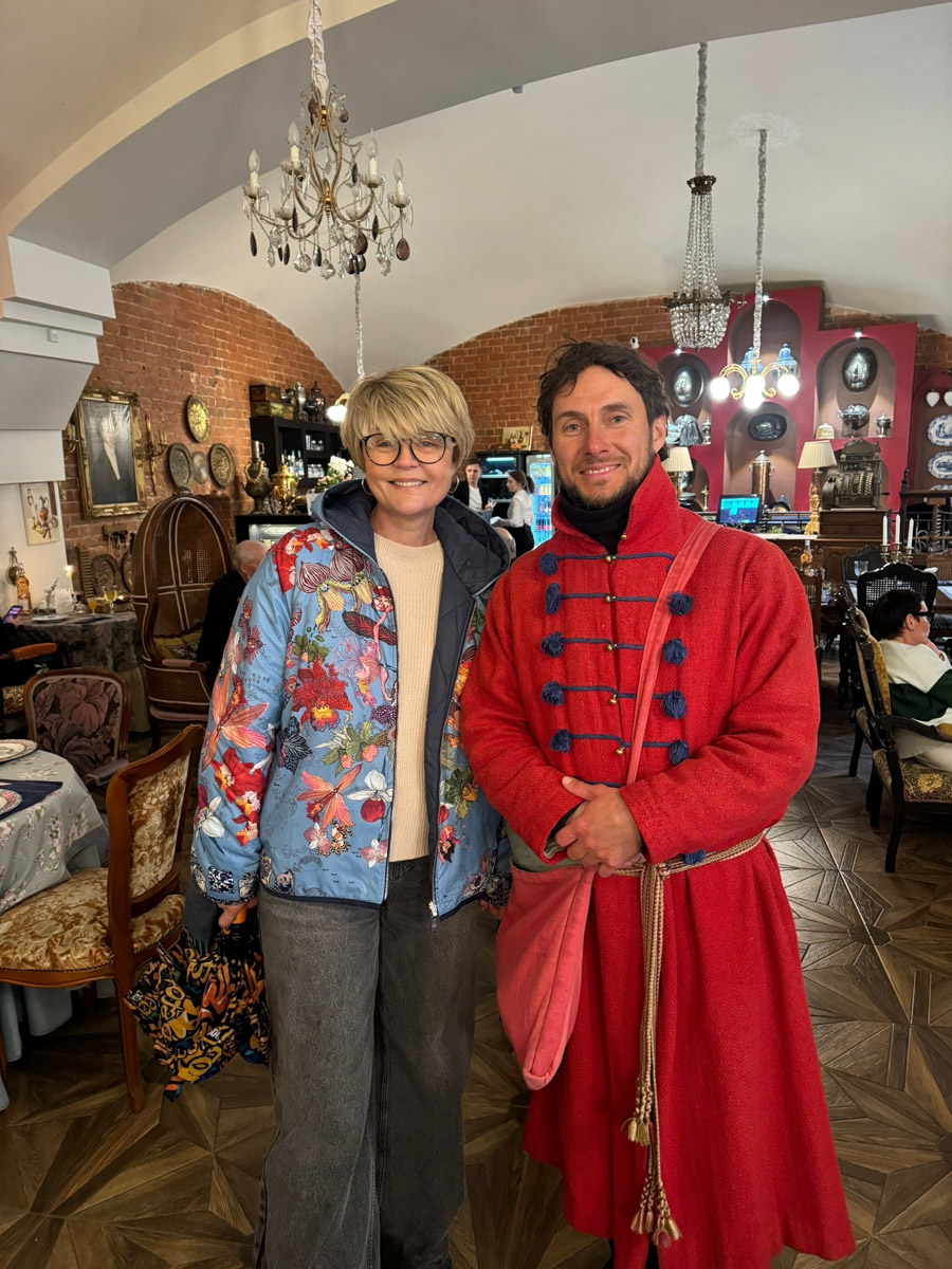 Звездные гости заглядывают в Суздаль регулярно. В конце весны город-музей посетили как минимум три знаменитости. И это только те люди, о которых мы знаем, потому что они не прятались от камер. Речь идет об Агате Муцениеце, Николае Валуеве и Юлии Меньшовой.