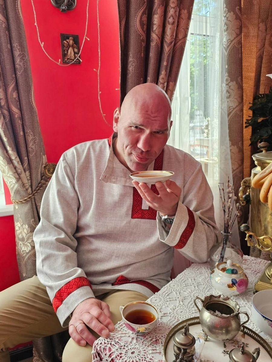 Звездные гости заглядывают в Суздаль регулярно. В конце весны город-музей посетили как минимум три знаменитости. И это только те люди, о которых мы знаем, потому что они не прятались от камер. Речь идет об Агате Муцениеце, Николае Валуеве и Юлии Меньшовой.