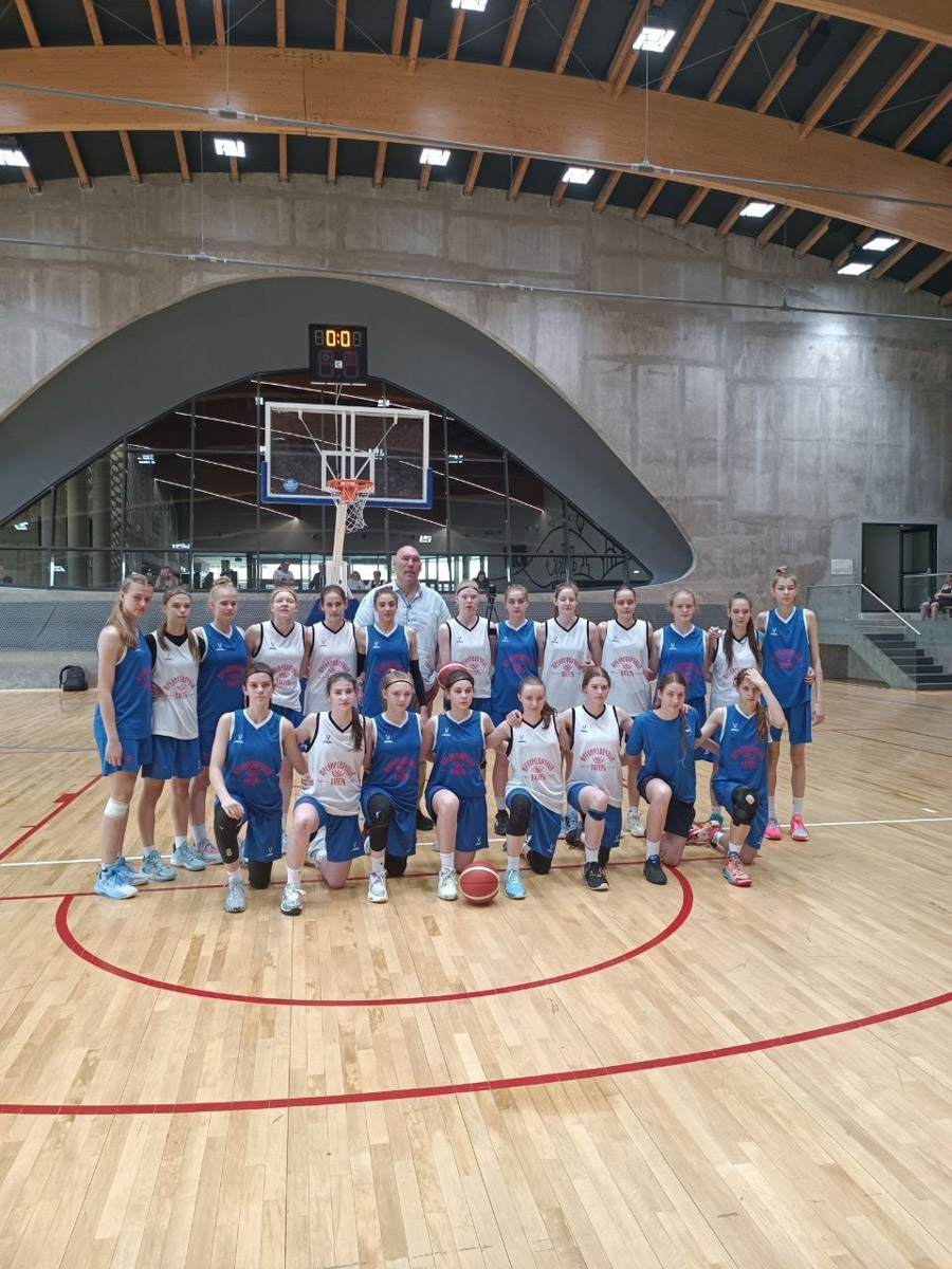 Звездные гости заглядывают в Суздаль регулярно. В конце весны город-музей посетили как минимум три знаменитости. И это только те люди, о которых мы знаем, потому что они не прятались от камер. Речь идет об Агате Муцениеце, Николае Валуеве и Юлии Меньшовой.