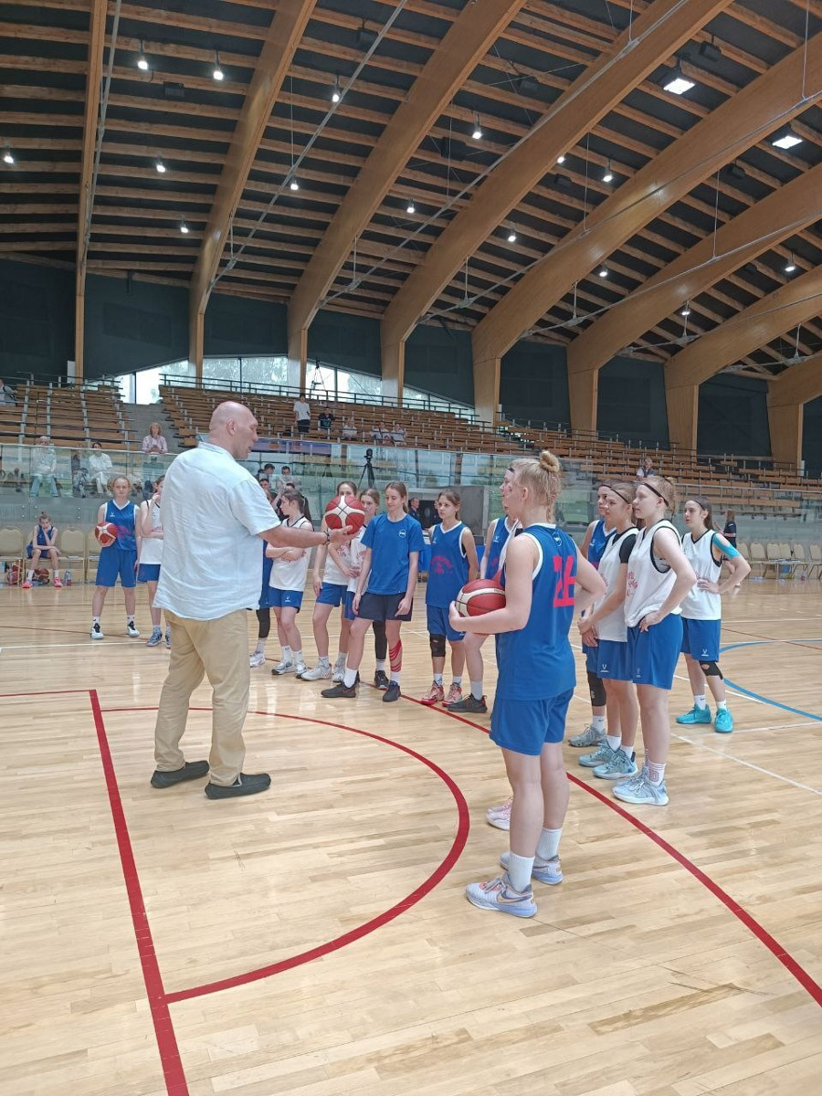 Звездные гости заглядывают в Суздаль регулярно. В конце весны город-музей посетили как минимум три знаменитости. И это только те люди, о которых мы знаем, потому что они не прятались от камер. Речь идет об Агате Муцениеце, Николае Валуеве и Юлии Меньшовой.