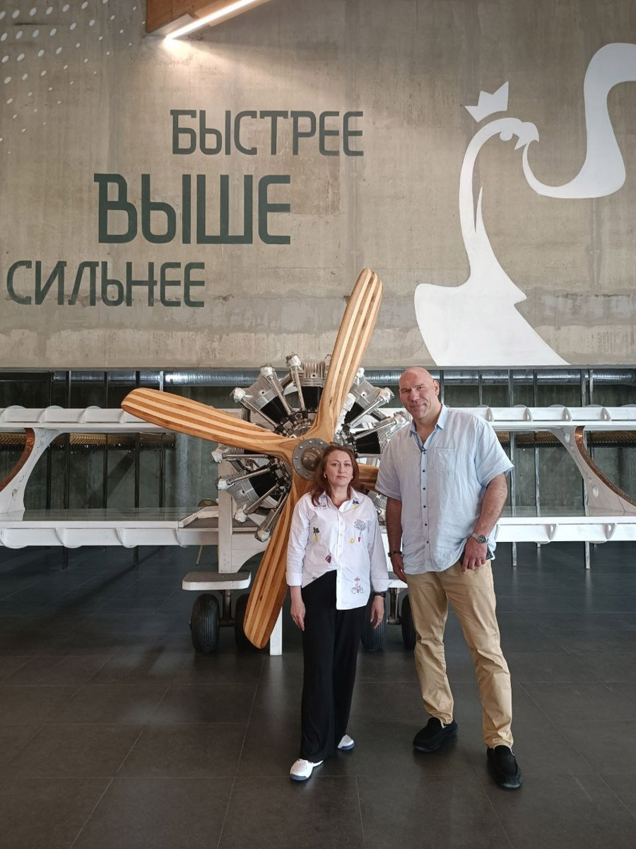 Звездные гости заглядывают в Суздаль регулярно. В конце весны город-музей посетили как минимум три знаменитости. И это только те люди, о которых мы знаем, потому что они не прятались от камер. Речь идет об Агате Муцениеце, Николае Валуеве и Юлии Меньшовой.