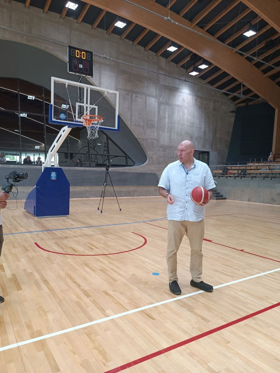 Звездные гости заглядывают в Суздаль регулярно. В конце весны город-музей посетили как минимум три знаменитости. И это только те люди, о которых мы знаем, потому что они не прятались от камер. Речь идет об Агате Муцениеце, Николае Валуеве и Юлии Меньшовой.