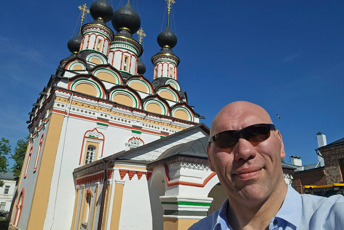 Звездные гости заглядывают в Суздаль регулярно. В конце весны город-музей посетили как минимум три знаменитости. И это только те люди, о которых мы знаем, потому что они не прятались от камер. Речь идет об Агате Муцениеце, Николае Валуеве и Юлии Меньшовой.