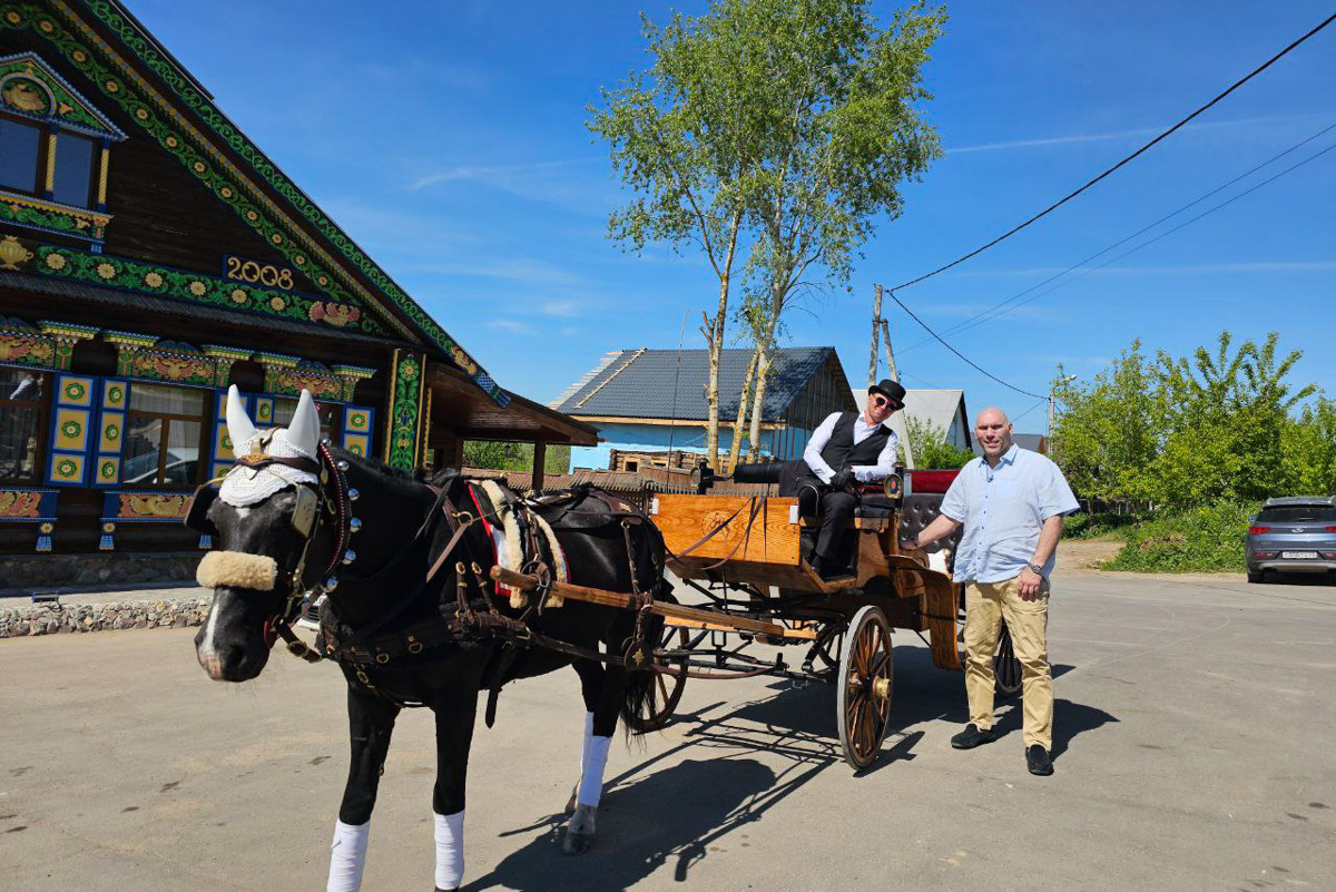 Звездные гости заглядывают в Суздаль регулярно. В конце весны город-музей посетили как минимум три знаменитости. И это только те люди, о которых мы знаем, потому что они не прятались от камер. Речь идет об Агате Муцениеце, Николае Валуеве и Юлии Меньшовой.