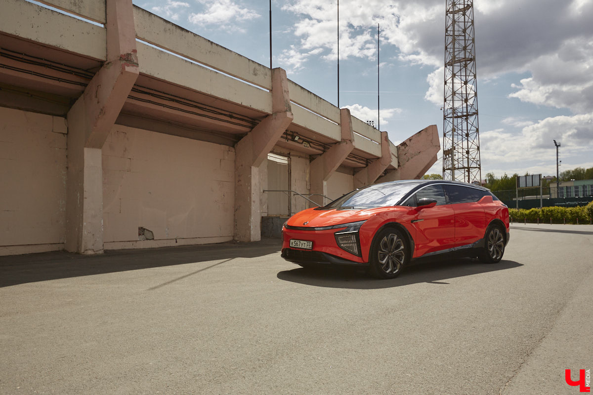 Это автомобиль или космический челнок? Все чаще задаешься данным вопросом, глядя на современные машины. Переплюнул многих своим футуристическим дизайном китайский электрокроссовер HiPhi X. Его яркая внешность и богатый функционал покорили владимирскую бизнесвумен Маргариту Скарлетт. Вместе с ней «Ключ-Медиа» устроил иностранному е-кару небольшой тест-драйв.