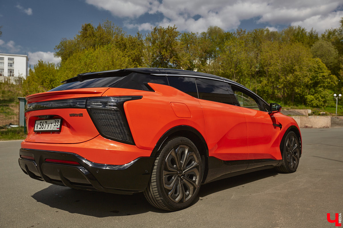 Это автомобиль или космический челнок? Все чаще задаешься данным вопросом, глядя на современные машины. Переплюнул многих своим футуристическим дизайном китайский электрокроссовер HiPhi X. Его яркая внешность и богатый функционал покорили владимирскую бизнесвумен Маргариту Скарлетт. Вместе с ней «Ключ-Медиа» устроил иностранному е-кару небольшой тест-драйв.