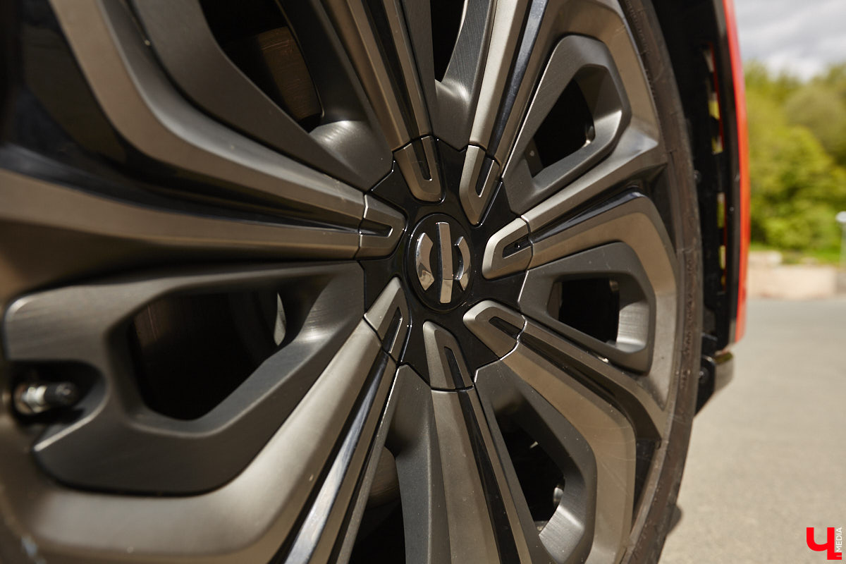 Это автомобиль или космический челнок? Все чаще задаешься данным вопросом, глядя на современные машины. Переплюнул многих своим футуристическим дизайном китайский электрокроссовер HiPhi X. Его яркая внешность и богатый функционал покорили владимирскую бизнесвумен Маргариту Скарлетт. Вместе с ней «Ключ-Медиа» устроил иностранному е-кару небольшой тест-драйв.