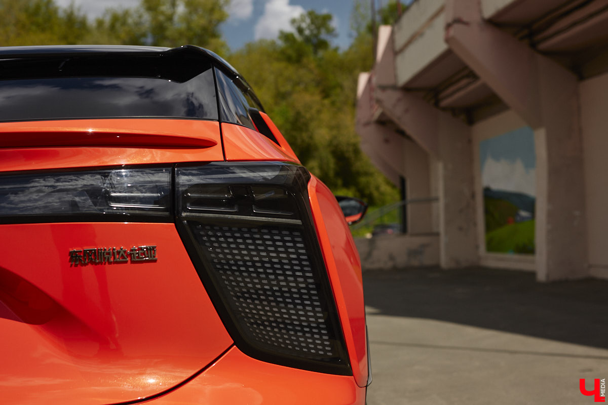 Это автомобиль или космический челнок? Все чаще задаешься данным вопросом, глядя на современные машины. Переплюнул многих своим футуристическим дизайном китайский электрокроссовер HiPhi X. Его яркая внешность и богатый функционал покорили владимирскую бизнесвумен Маргариту Скарлетт. Вместе с ней «Ключ-Медиа» устроил иностранному е-кару небольшой тест-драйв.