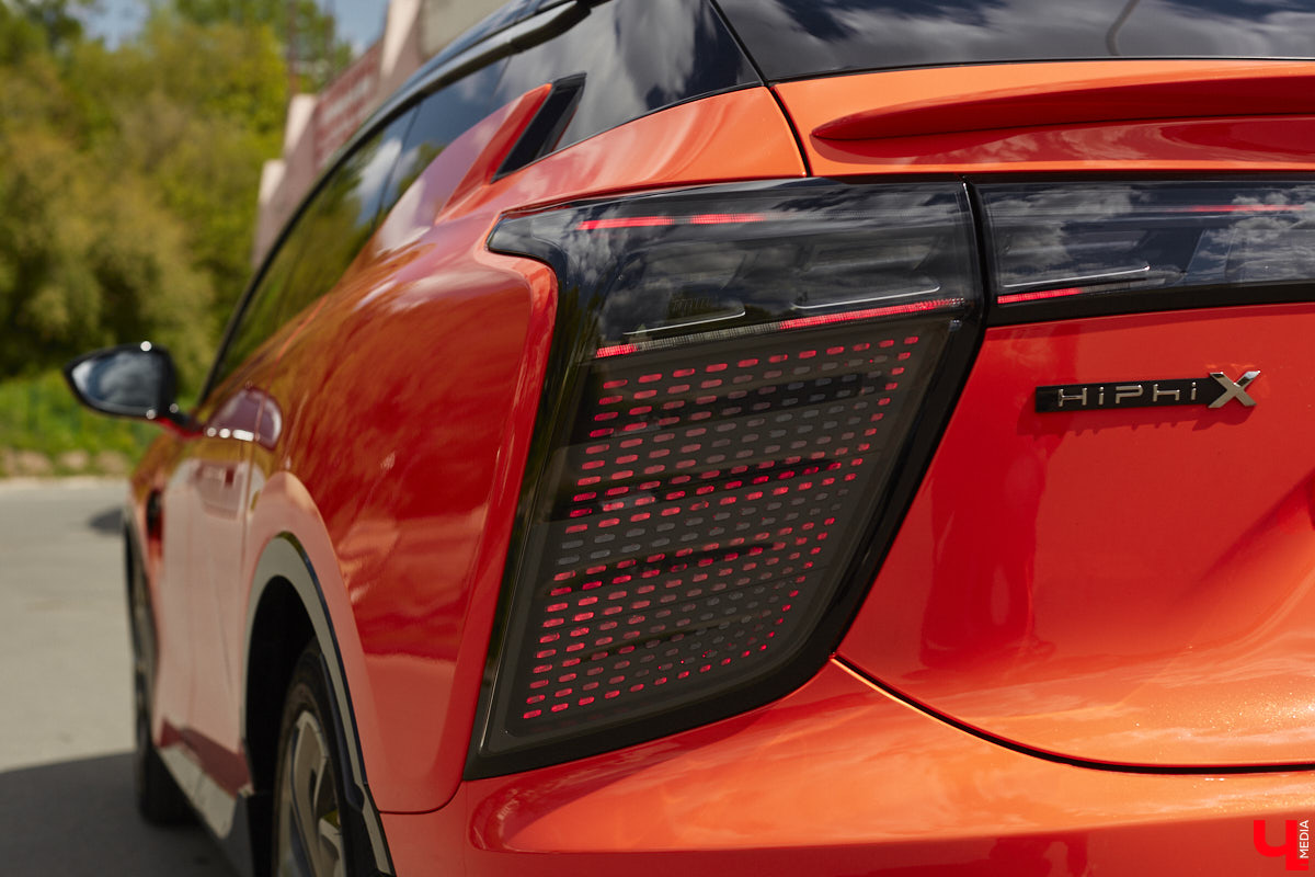 Это автомобиль или космический челнок? Все чаще задаешься данным вопросом, глядя на современные машины. Переплюнул многих своим футуристическим дизайном китайский электрокроссовер HiPhi X. Его яркая внешность и богатый функционал покорили владимирскую бизнесвумен Маргариту Скарлетт. Вместе с ней «Ключ-Медиа» устроил иностранному е-кару небольшой тест-драйв.