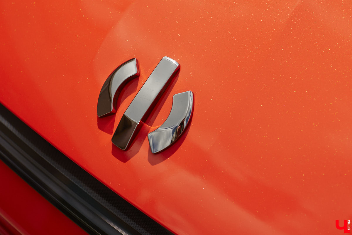 Это автомобиль или космический челнок? Все чаще задаешься данным вопросом, глядя на современные машины. Переплюнул многих своим футуристическим дизайном китайский электрокроссовер HiPhi X. Его яркая внешность и богатый функционал покорили владимирскую бизнесвумен Маргариту Скарлетт. Вместе с ней «Ключ-Медиа» устроил иностранному е-кару небольшой тест-драйв.