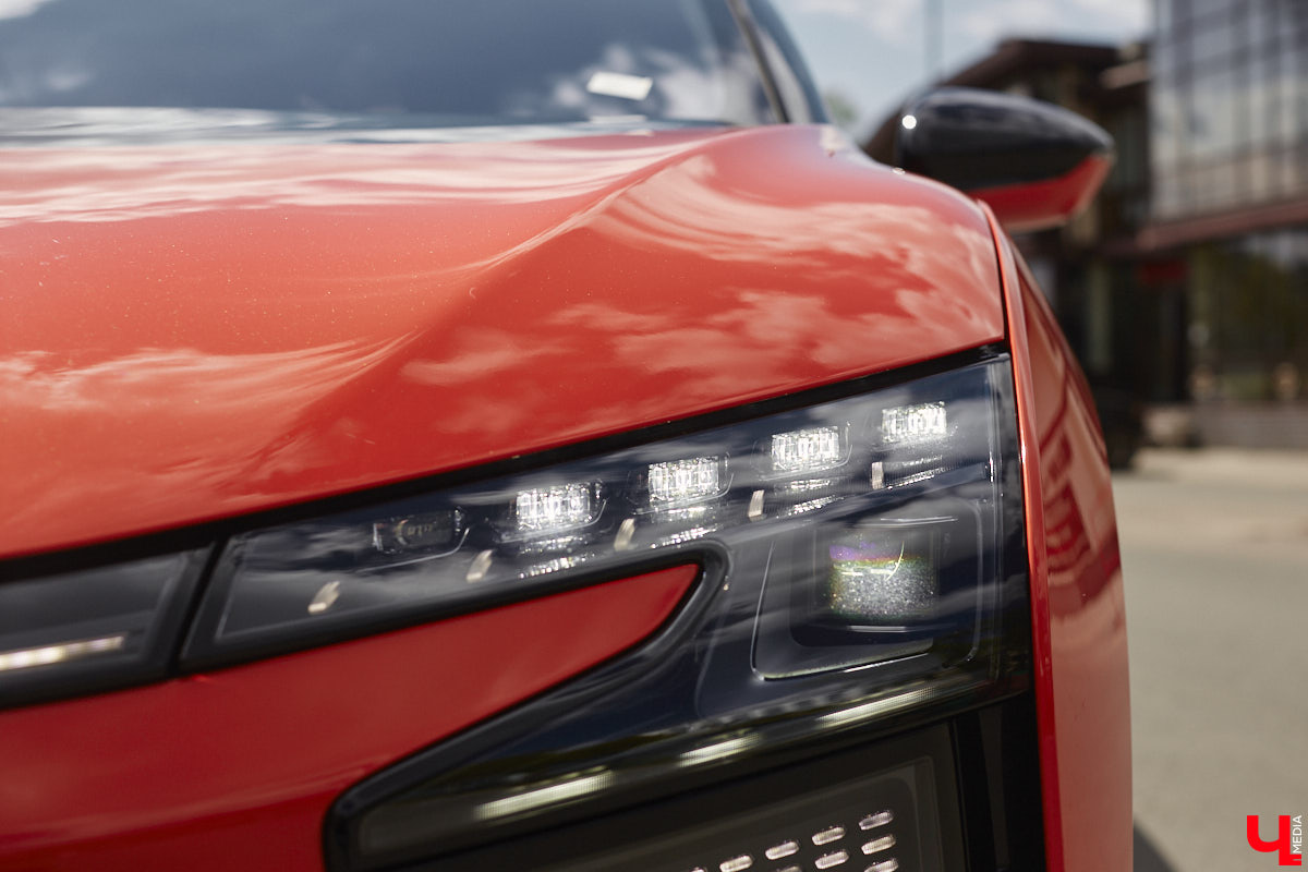 Это автомобиль или космический челнок? Все чаще задаешься данным вопросом, глядя на современные машины. Переплюнул многих своим футуристическим дизайном китайский электрокроссовер HiPhi X. Его яркая внешность и богатый функционал покорили владимирскую бизнесвумен Маргариту Скарлетт. Вместе с ней «Ключ-Медиа» устроил иностранному е-кару небольшой тест-драйв.