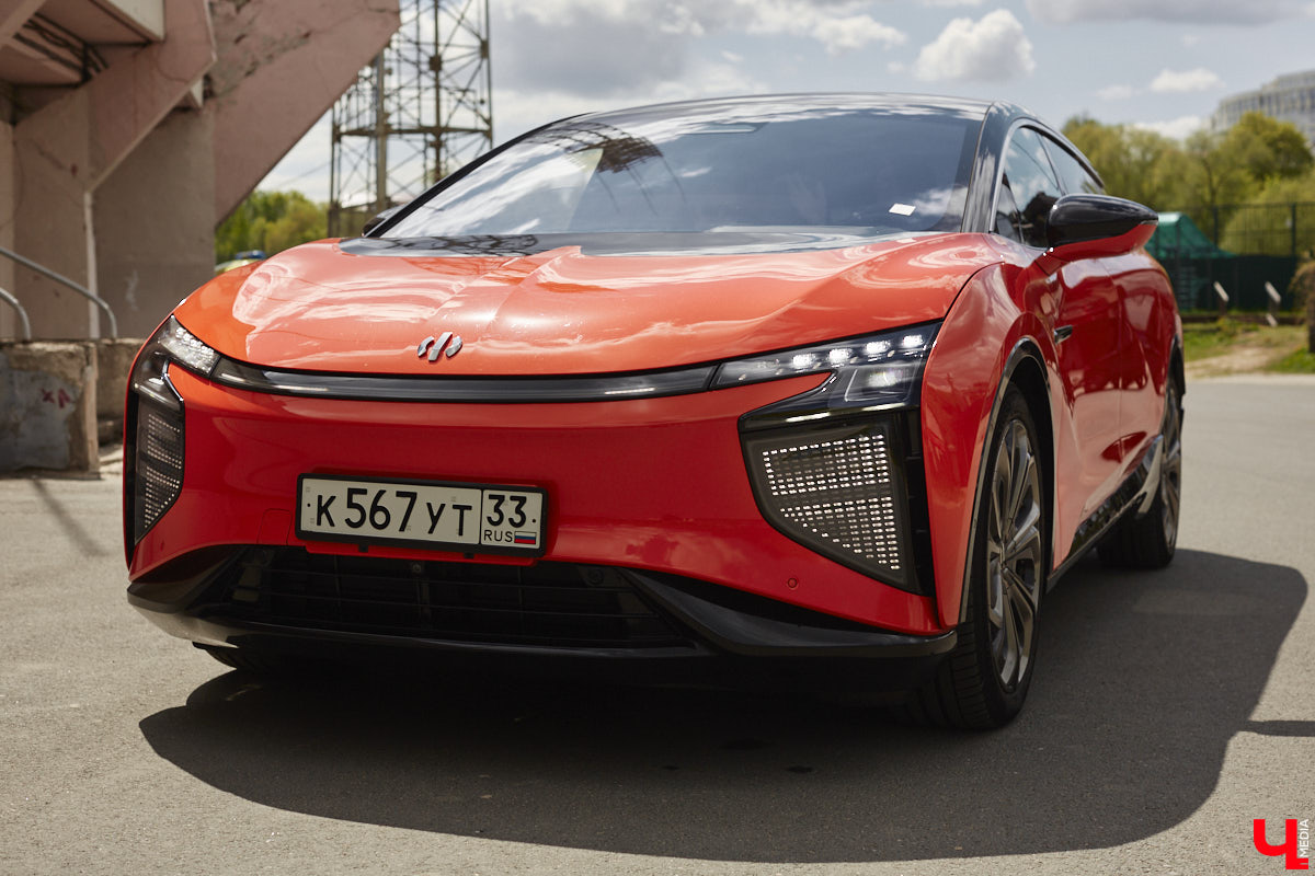 Это автомобиль или космический челнок? Все чаще задаешься данным вопросом, глядя на современные машины. Переплюнул многих своим футуристическим дизайном китайский электрокроссовер HiPhi X. Его яркая внешность и богатый функционал покорили владимирскую бизнесвумен Маргариту Скарлетт. Вместе с ней «Ключ-Медиа» устроил иностранному е-кару небольшой тест-драйв.