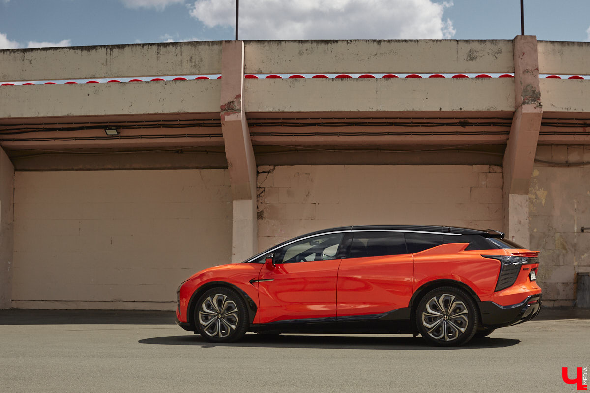 Это автомобиль или космический челнок? Все чаще задаешься данным вопросом, глядя на современные машины. Переплюнул многих своим футуристическим дизайном китайский электрокроссовер HiPhi X. Его яркая внешность и богатый функционал покорили владимирскую бизнесвумен Маргариту Скарлетт. Вместе с ней «Ключ-Медиа» устроил иностранному е-кару небольшой тест-драйв.