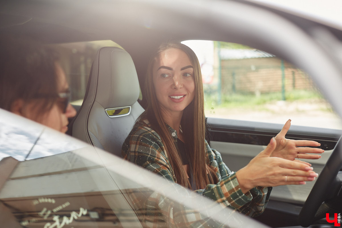 Это автомобиль или космический челнок? Все чаще задаешься данным вопросом, глядя на современные машины. Переплюнул многих своим футуристическим дизайном китайский электрокроссовер HiPhi X. Его яркая внешность и богатый функционал покорили владимирскую бизнесвумен Маргариту Скарлетт. Вместе с ней «Ключ-Медиа» устроил иностранному е-кару небольшой тест-драйв.