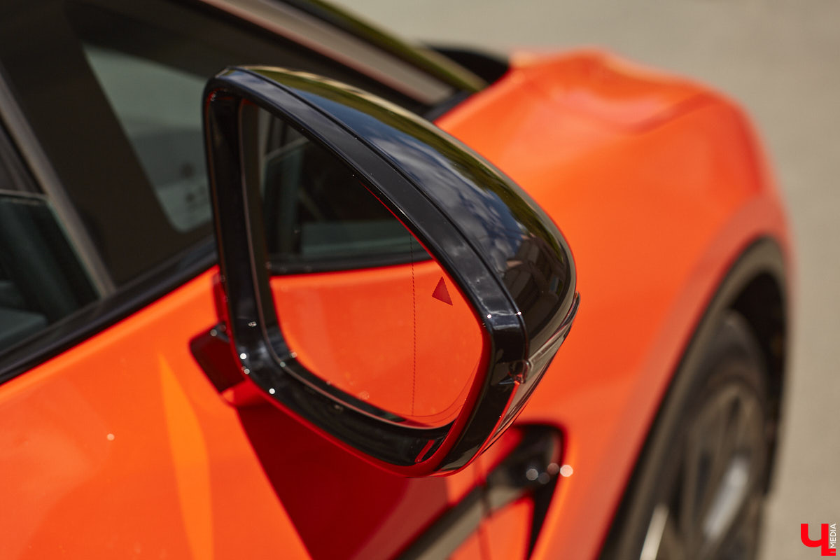 Это автомобиль или космический челнок? Все чаще задаешься данным вопросом, глядя на современные машины. Переплюнул многих своим футуристическим дизайном китайский электрокроссовер HiPhi X. Его яркая внешность и богатый функционал покорили владимирскую бизнесвумен Маргариту Скарлетт. Вместе с ней «Ключ-Медиа» устроил иностранному е-кару небольшой тест-драйв.