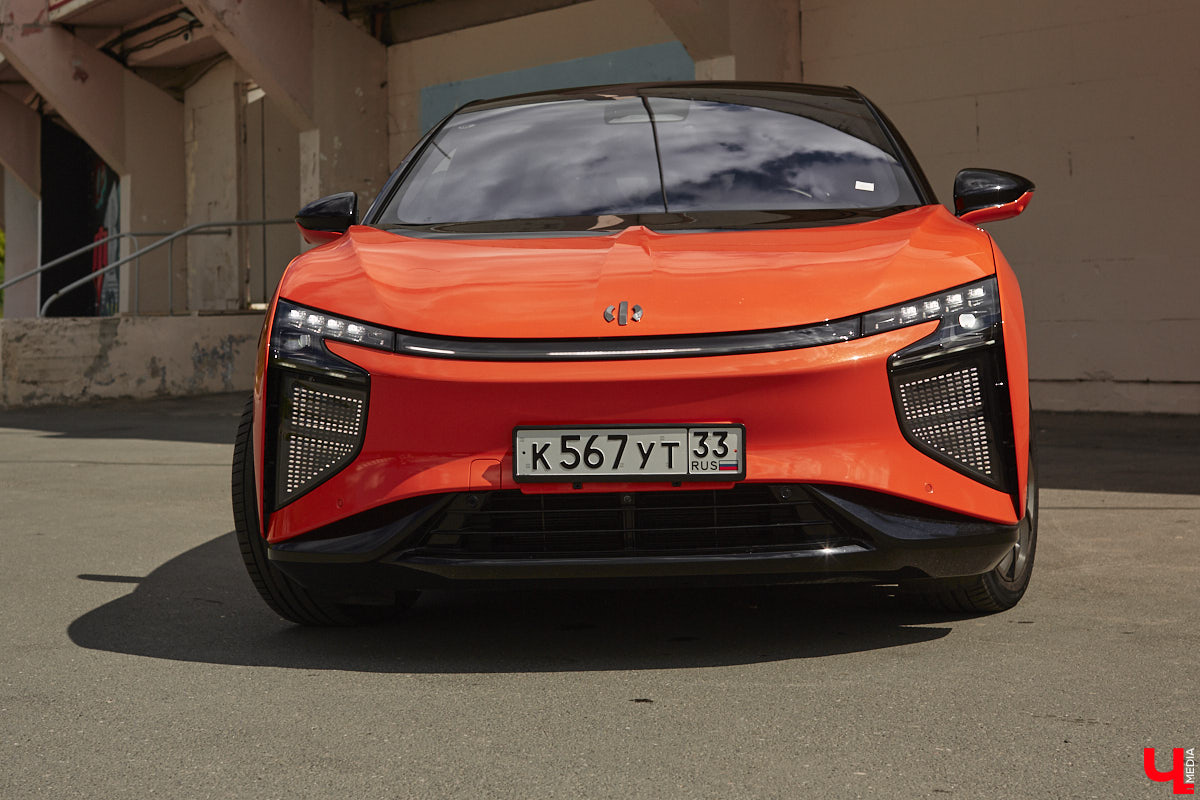 Это автомобиль или космический челнок? Все чаще задаешься данным вопросом, глядя на современные машины. Переплюнул многих своим футуристическим дизайном китайский электрокроссовер HiPhi X. Его яркая внешность и богатый функционал покорили владимирскую бизнесвумен Маргариту Скарлетт. Вместе с ней «Ключ-Медиа» устроил иностранному е-кару небольшой тест-драйв.