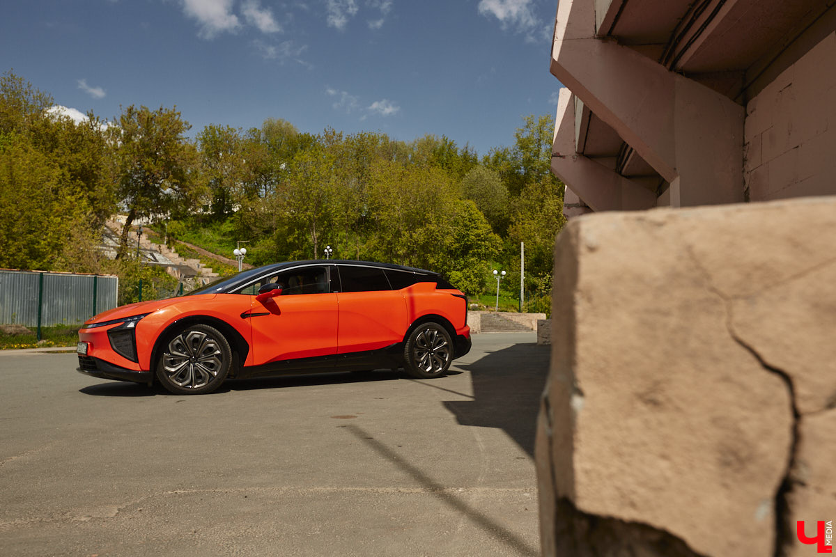 Это автомобиль или космический челнок? Все чаще задаешься данным вопросом, глядя на современные машины. Переплюнул многих своим футуристическим дизайном китайский электрокроссовер HiPhi X. Его яркая внешность и богатый функционал покорили владимирскую бизнесвумен Маргариту Скарлетт. Вместе с ней «Ключ-Медиа» устроил иностранному е-кару небольшой тест-драйв.