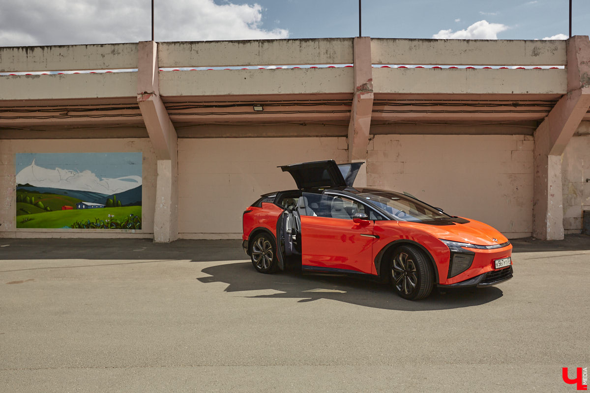 Это автомобиль или космический челнок? Все чаще задаешься данным вопросом, глядя на современные машины. Переплюнул многих своим футуристическим дизайном китайский электрокроссовер HiPhi X. Его яркая внешность и богатый функционал покорили владимирскую бизнесвумен Маргариту Скарлетт. Вместе с ней «Ключ-Медиа» устроил иностранному е-кару небольшой тест-драйв.