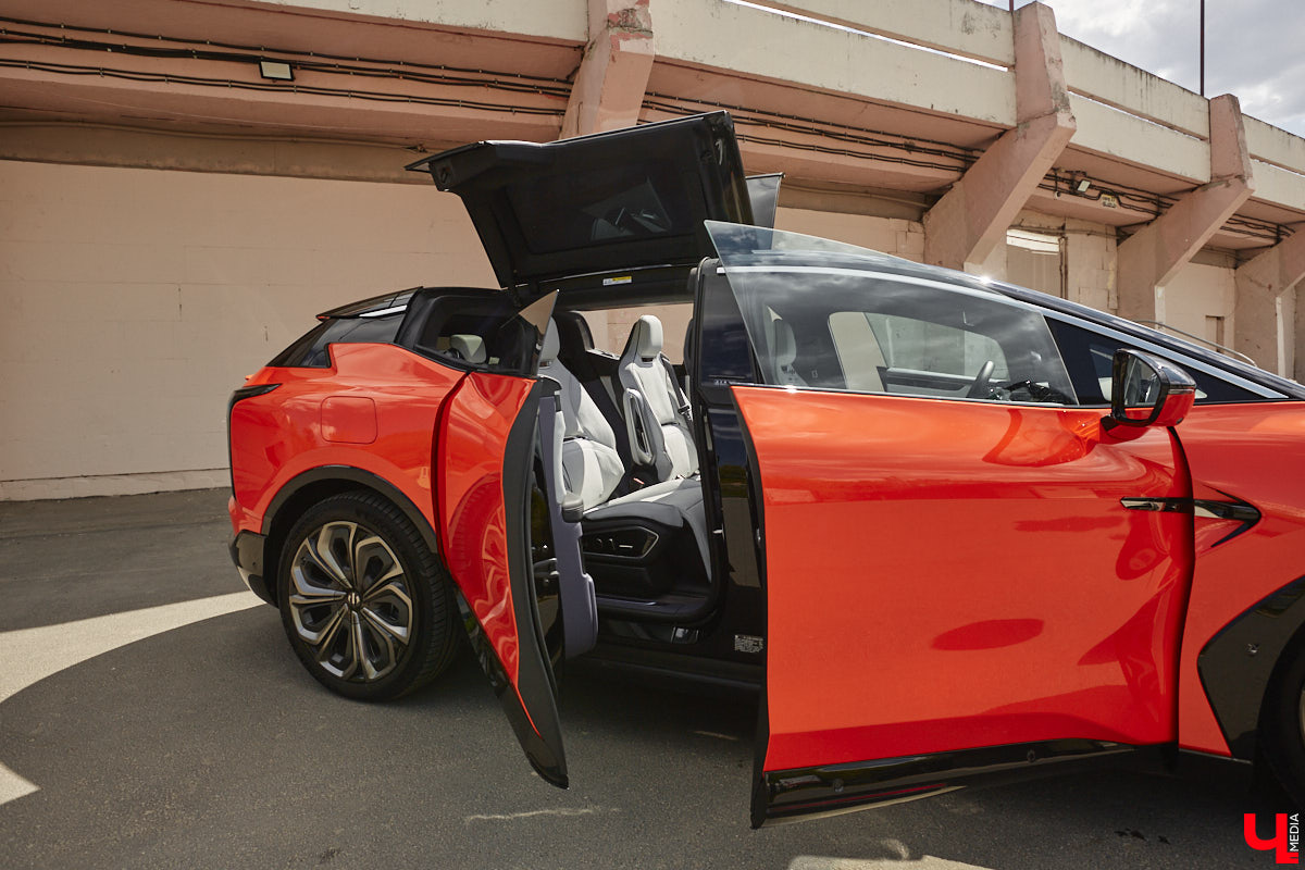 Это автомобиль или космический челнок? Все чаще задаешься данным вопросом, глядя на современные машины. Переплюнул многих своим футуристическим дизайном китайский электрокроссовер HiPhi X. Его яркая внешность и богатый функционал покорили владимирскую бизнесвумен Маргариту Скарлетт. Вместе с ней «Ключ-Медиа» устроил иностранному е-кару небольшой тест-драйв.