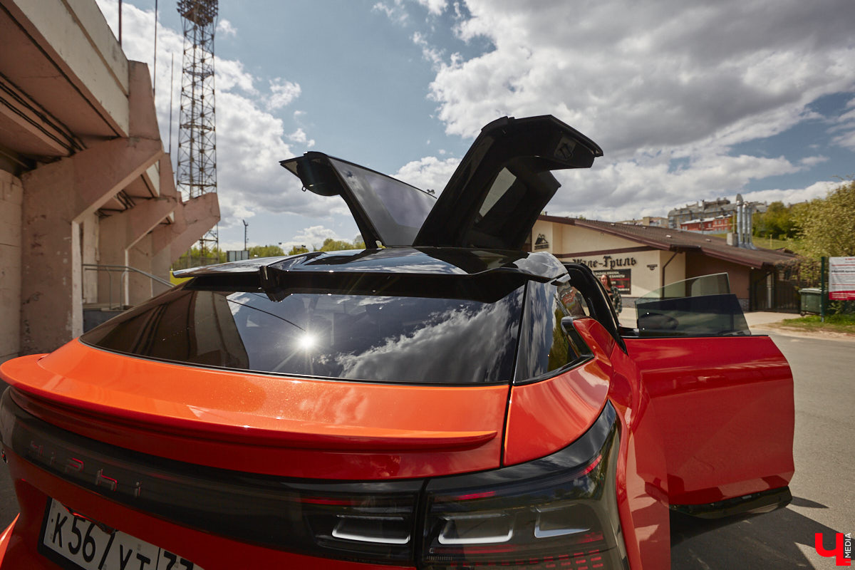 Это автомобиль или космический челнок? Все чаще задаешься данным вопросом, глядя на современные машины. Переплюнул многих своим футуристическим дизайном китайский электрокроссовер HiPhi X. Его яркая внешность и богатый функционал покорили владимирскую бизнесвумен Маргариту Скарлетт. Вместе с ней «Ключ-Медиа» устроил иностранному е-кару небольшой тест-драйв.