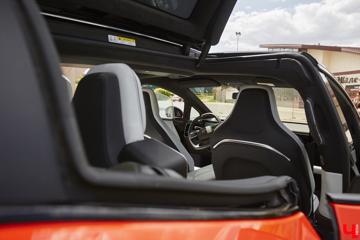 Это автомобиль или космический челнок? Все чаще задаешься данным вопросом, глядя на современные машины. Переплюнул многих своим футуристическим дизайном китайский электрокроссовер HiPhi X. Его яркая внешность и богатый функционал покорили владимирскую бизнесвумен Маргариту Скарлетт. Вместе с ней «Ключ-Медиа» устроил иностранному е-кару небольшой тест-драйв.